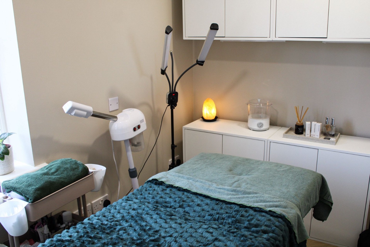 Treatment bed and warm details in the beauty room